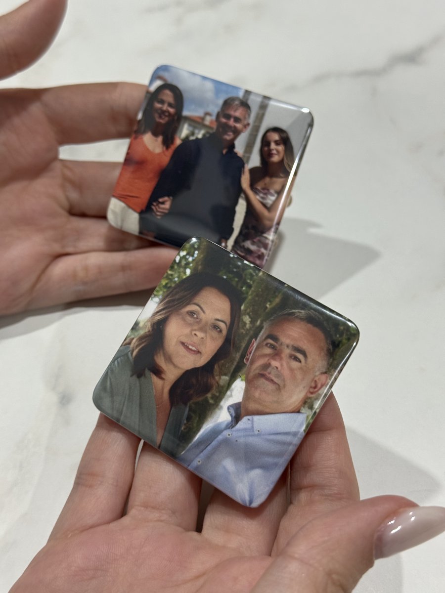 Dois ímanes Liame quadrados com fotos de família, seguros na mão